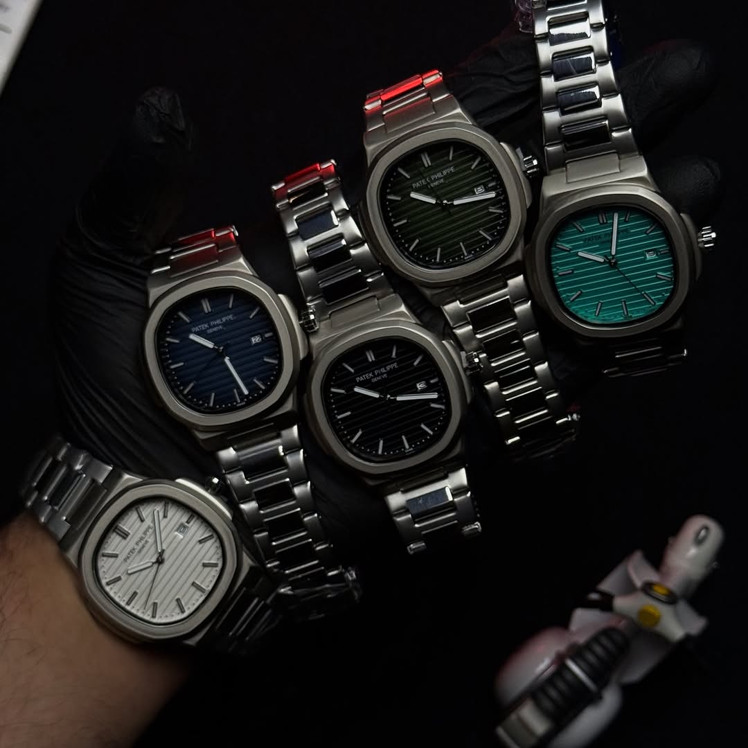 ساعة Patek Philippe Stainless Steel with Date Display سيلفر لون ميناء ابيض_اسود_اخضر_كحلي_زهري